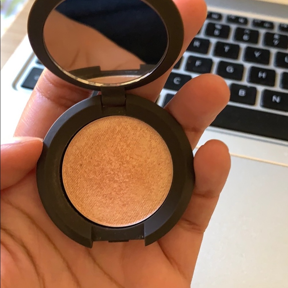 Highlighter in color champagne pop